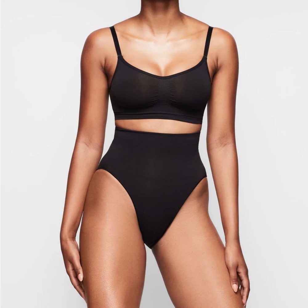 SKIMS SCULPTING BRALETTE 
Onyx 
 worn once
Size: S/M
Retail: $38